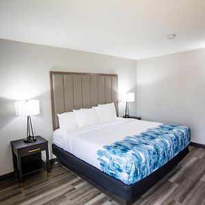 One-Bedroom King Suite Bathtub Mobility or Hearing Accessible Non-Smoking